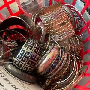 A random mix of 10 pieces of jewelry